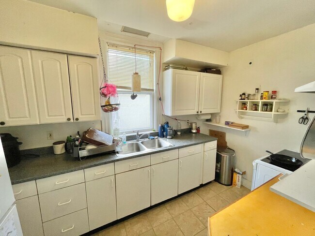 Building Photo - 3 Bedroom Apartment Superior Location South End of Burlington VT Available between 6/5-6/15