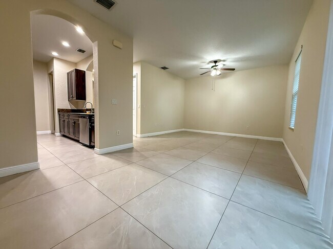 Building Photo - 6966 Julia Gardens Dr