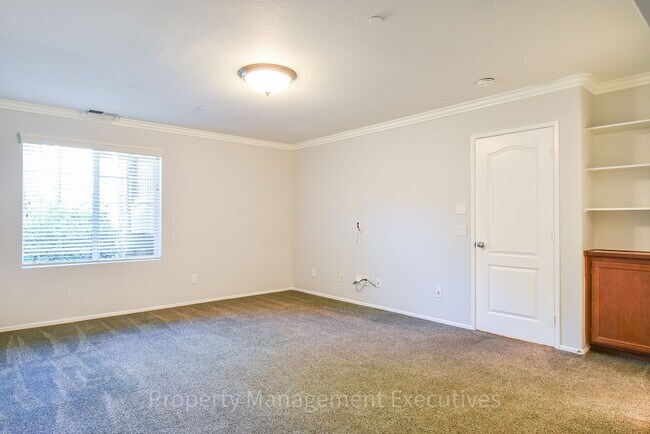 Building Photo - Beautiful 4 Bed, 3.5 Bath Townhouse