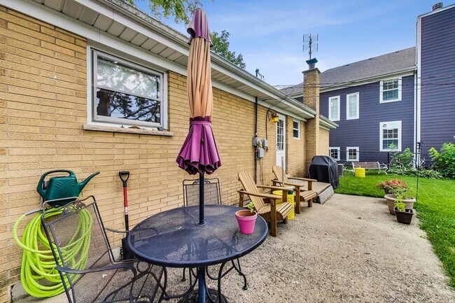 Building Photo - 1304 N Mitchell Ave