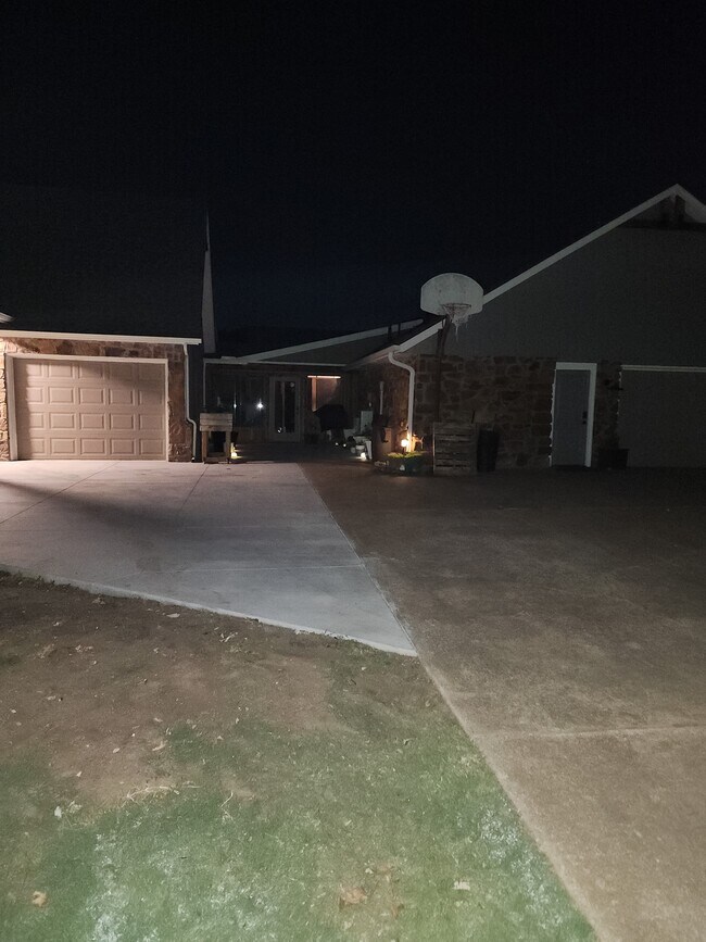 Large driveway - 16271 E 82nd St N