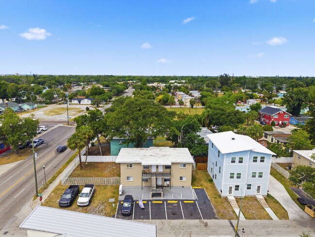 Building Photo - Updated 2-bedroom apartment in St. Petersburg offering 650 square feet of refreshed living space ...