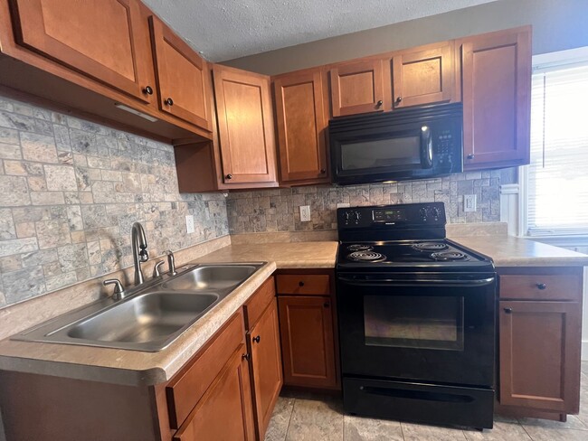 Building Photo - Cozy 2 Bed 1 Bath HOUSE w Garage