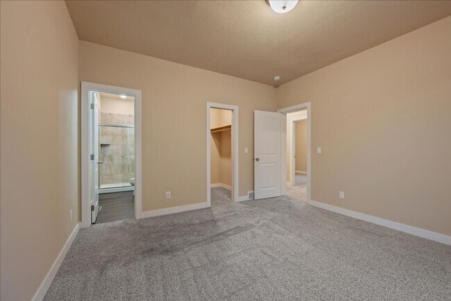 Building Photo - Modern, spacious, and move-in ready—this is the rental you’ve been waiting for!