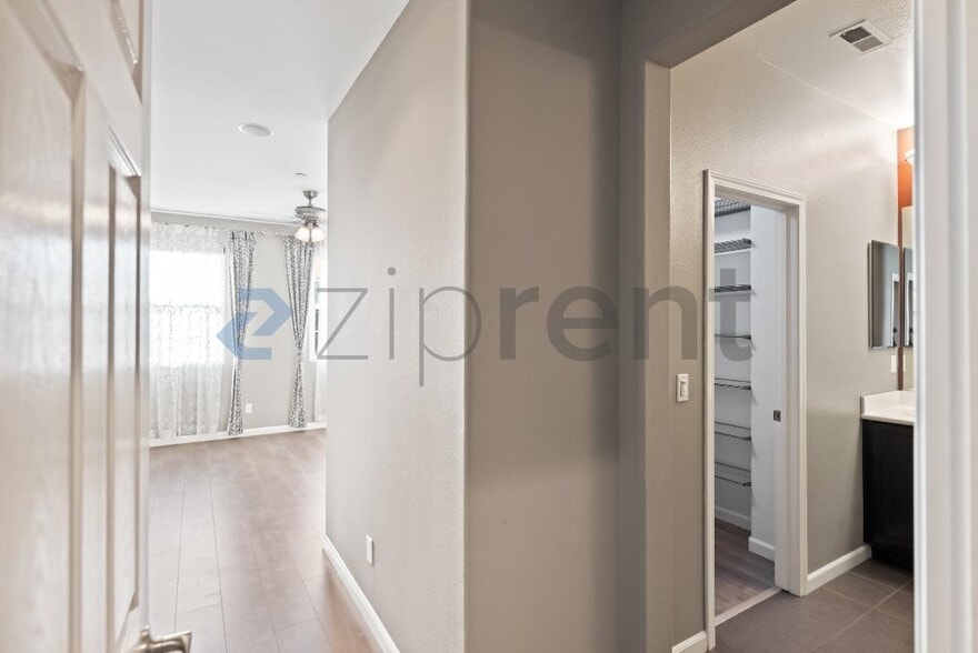 Building Photo - Unit