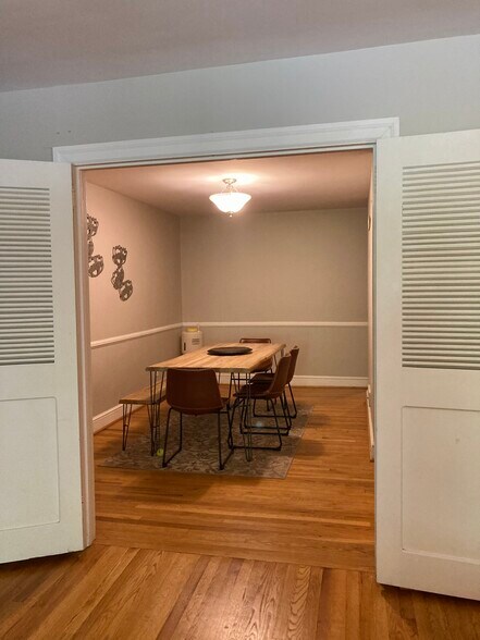 Building Photo - 2835 Barmettler St