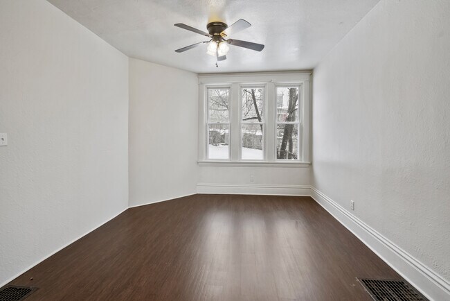 Building Photo - 439 Kingsboro St