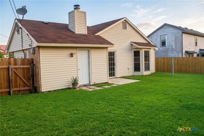 Building Photo - 2404 Fieldstone Dr