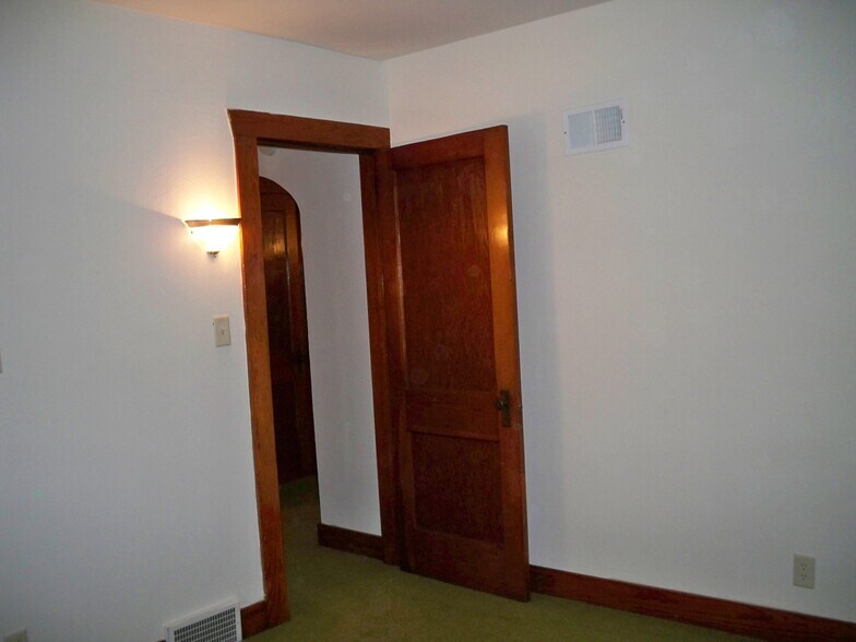 Building Photo - 331 W Cedar St