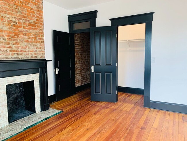 Building Photo - 3 Bedroom 2.5 Bath Just Steps from Franklin Park!!