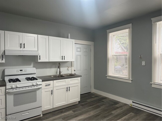 Building Photo - 3636 E 55th St