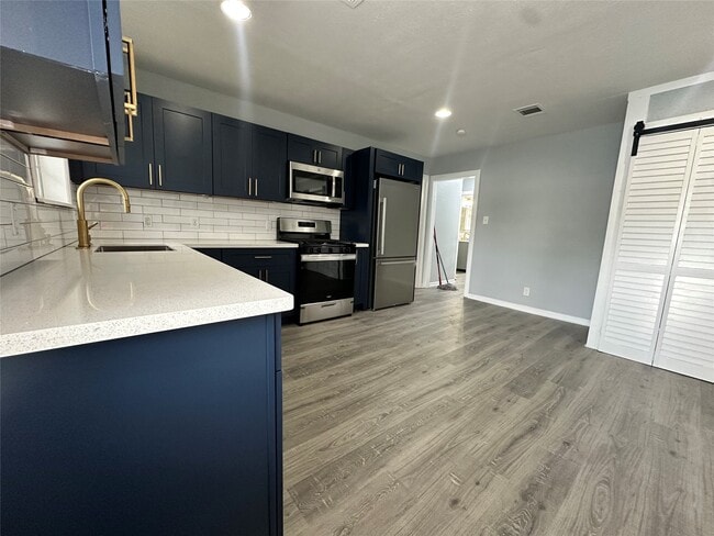 Building Photo - 502 Ave F