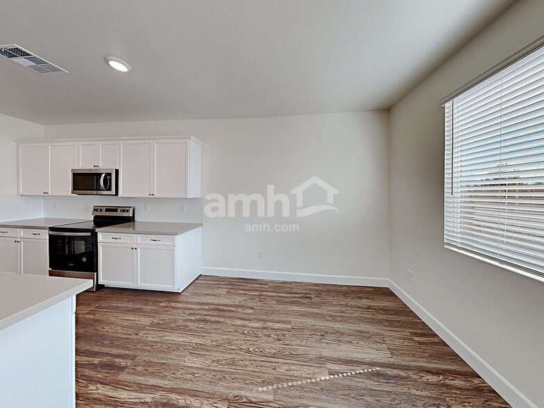 Building Photo - 2021 Reaves Wy