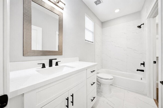 Building Photo - 1421 W 23rd St