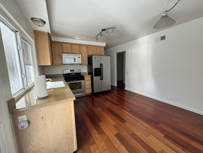 Building Photo - Beautiful bright townhome in Tierrasanta