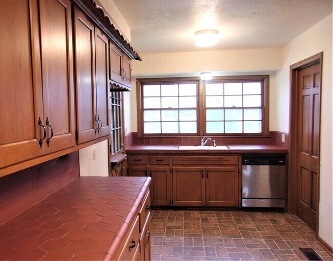 Building Photo - 3 Bed 1 Bath 2 Car in NW Oklahoma City Rob...
