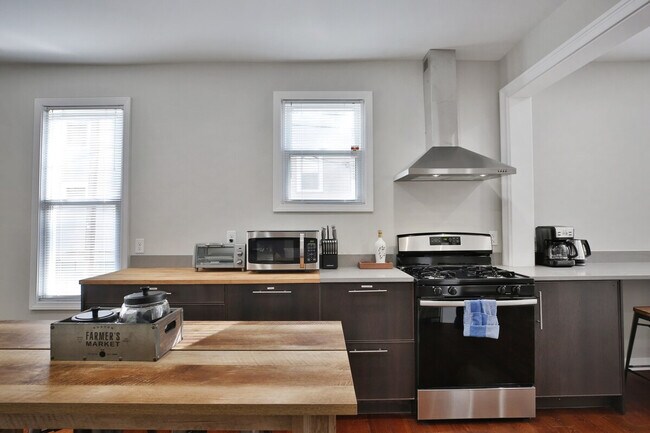 Building Photo - 137 E Tompkins St