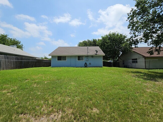 Building Photo - 2209 Dickens Dr