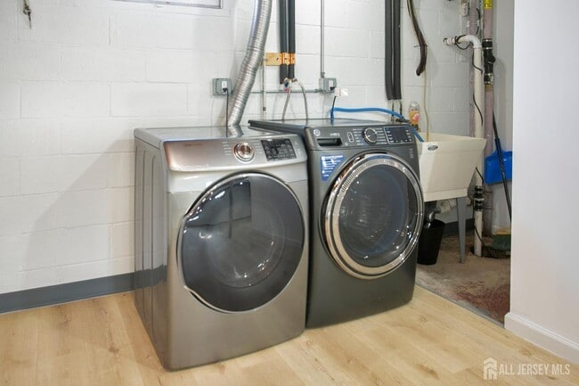 Building Photo - 40 Essex Ave