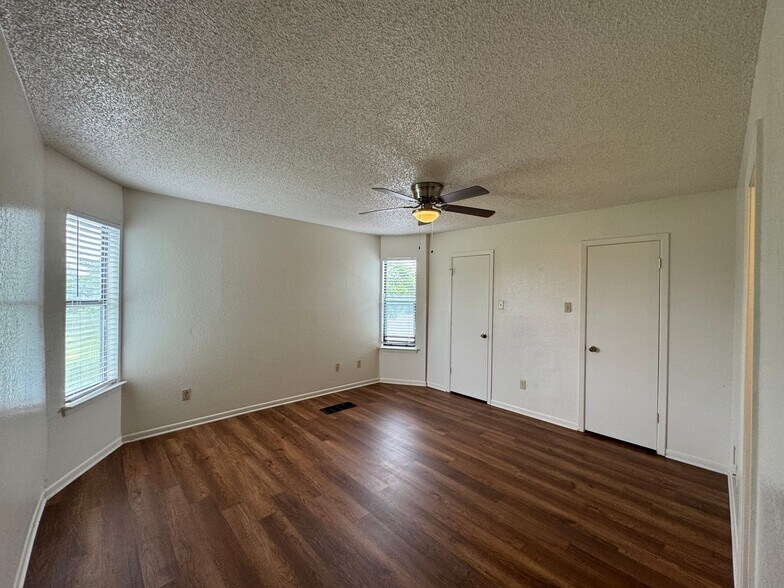 Building Photo - 2515 Bermuda Dr