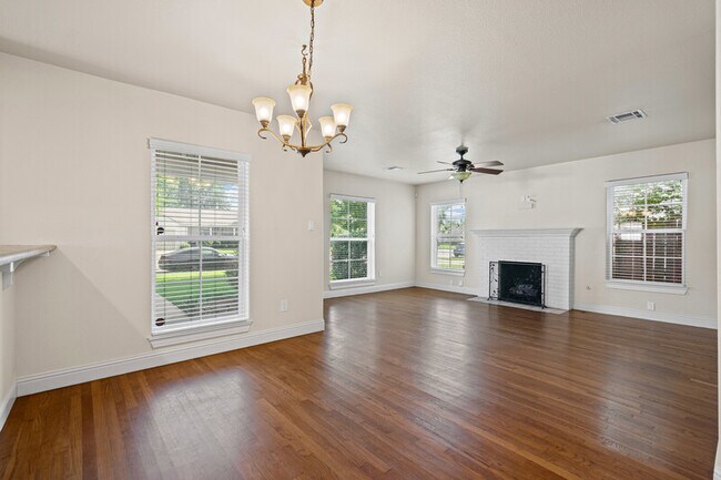 Building Photo - 2609 Benbrook Blvd