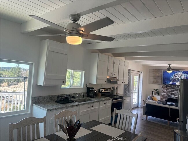 Building Photo - 2490 Fern Dr