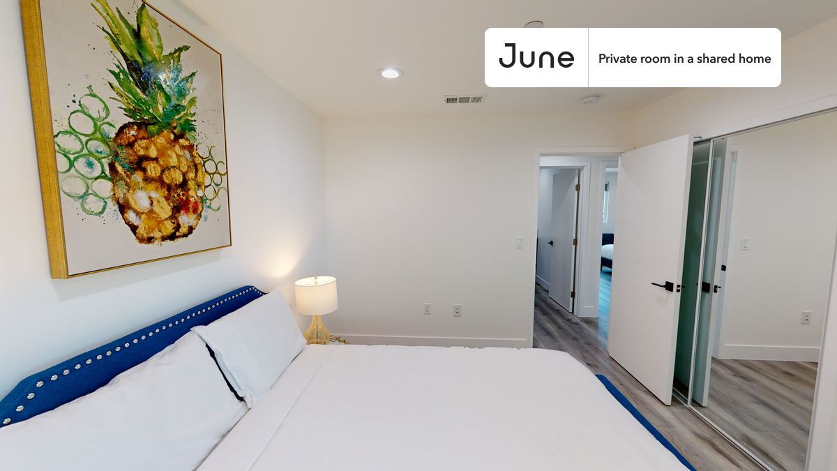 Building Photo - Private bedroom in 4 bed/3 bath Home