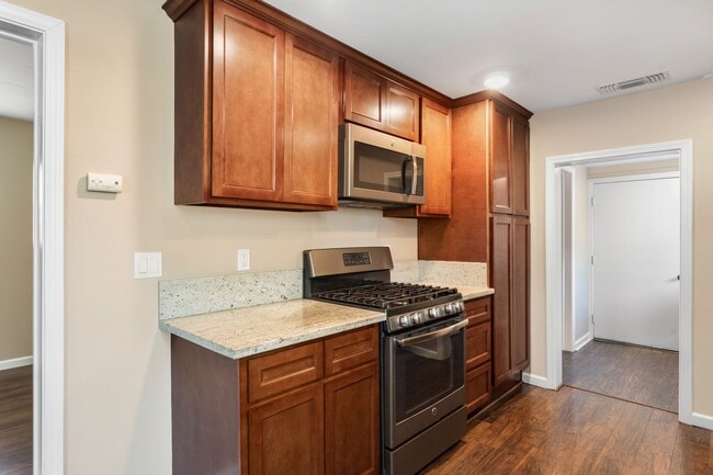 Building Photo - Gorgeous Upgraded home in Roseville