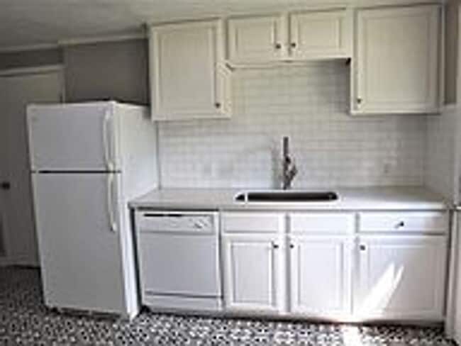 Building Photo - August Move In! Updated 1 bed/1 bath in Br...