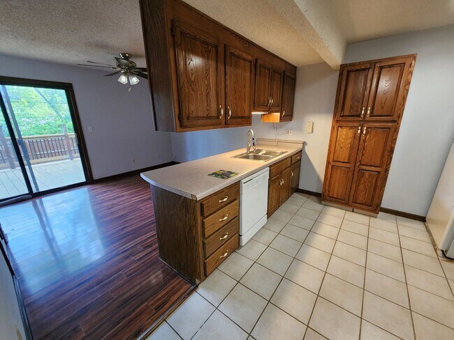 Building Photo - Nice 3BR, 1.5BTH half duplex near schools ...