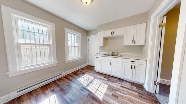 Building Photo - 3052 Sackett Ave