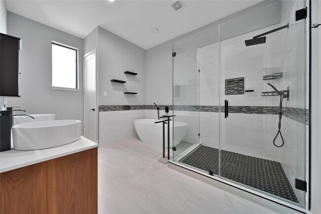 Building Photo - 1212 E 29th St