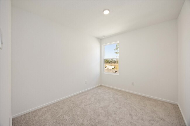 Building Photo - 905 Pertuso Ln