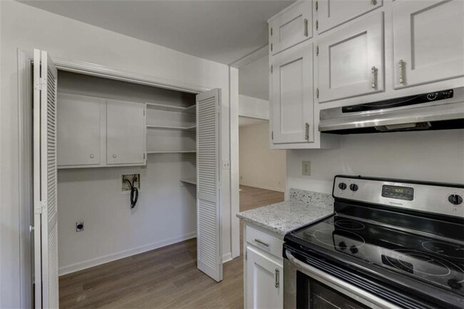 Building Photo - 1373 W Prospect Dr NE