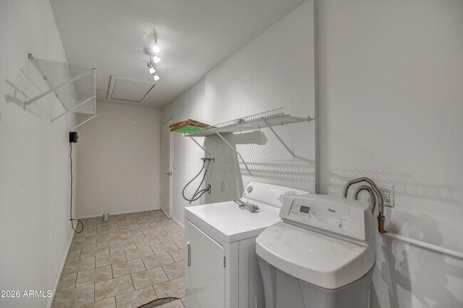 Building Photo - 815 E Calle Del Norte