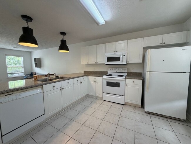 Building Photo - 1477 N. Donahue, Unit 3901