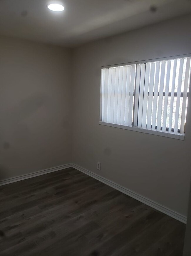Building Photo - 4090 #307