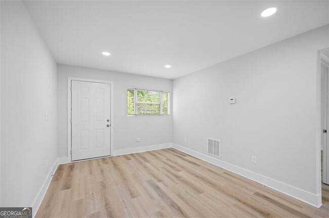 Building Photo - 1060 Oak St SW