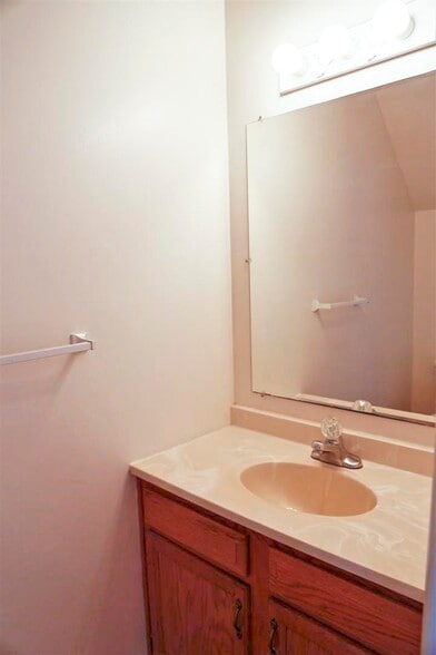 Building Photo - 121 W Ivybridge Dr