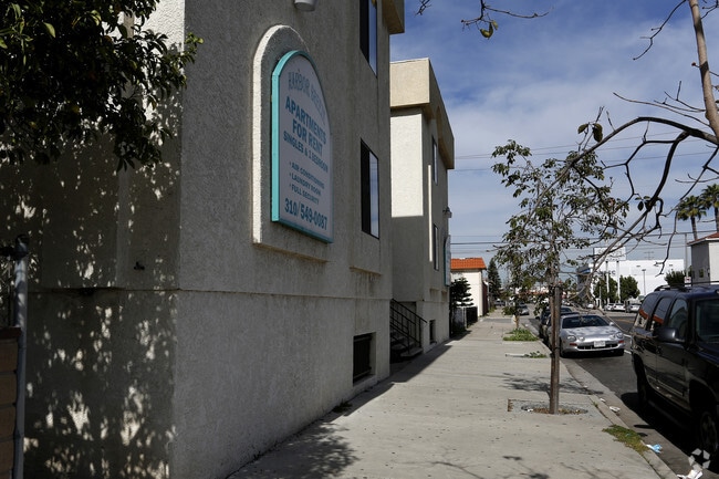 Building Photo - 633 Broad Ave.