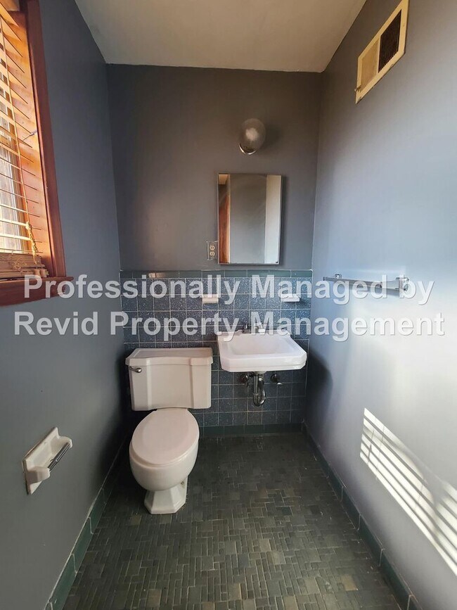 Building Photo - Large 3 bed 1.5 bath!