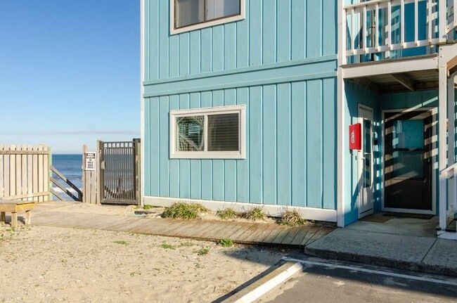 Building Photo - 1437 Fort Fisher Blvd S