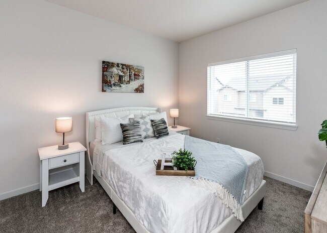 Building Photo - FULLY FURNISHED 3 Bed Luxury End Unit Townhome backs to Nature