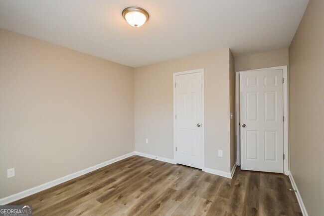 Building Photo - 100 Riverhill Ct