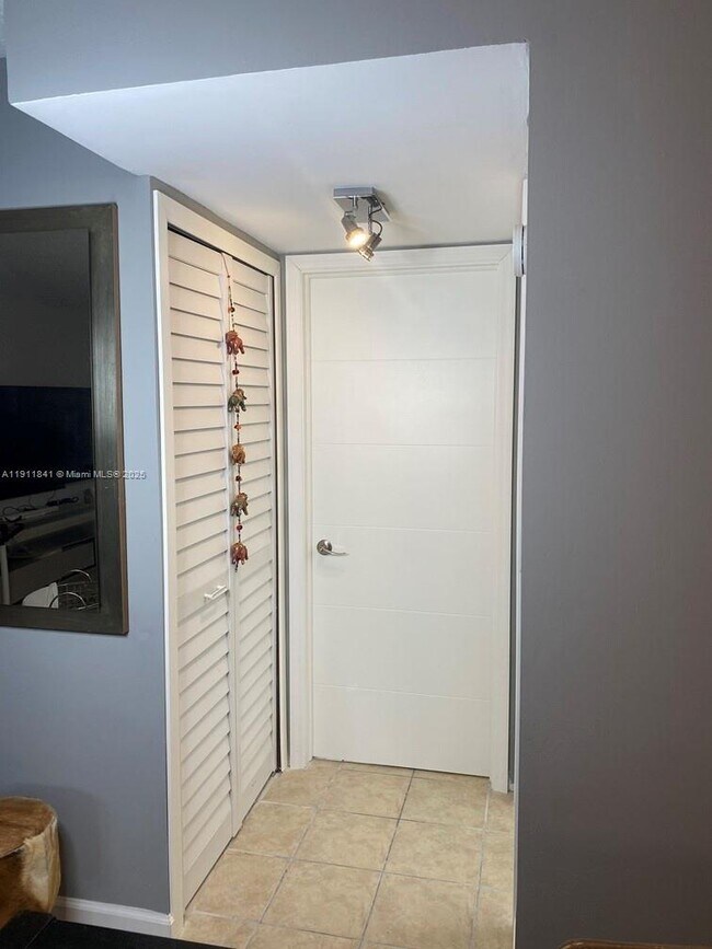 Building Photo - 1425 Arthur St