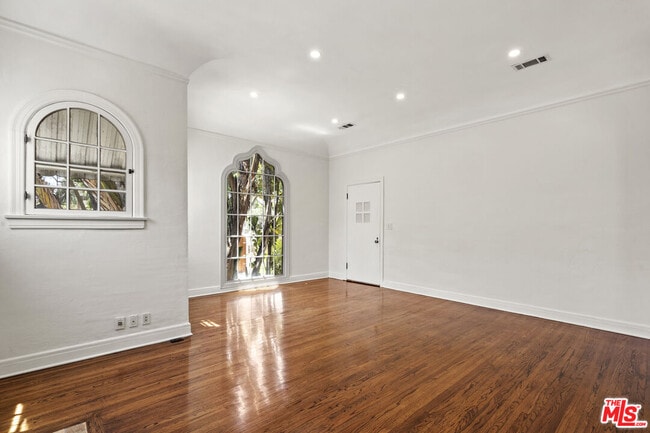 Building Photo - 448 Westmount Dr