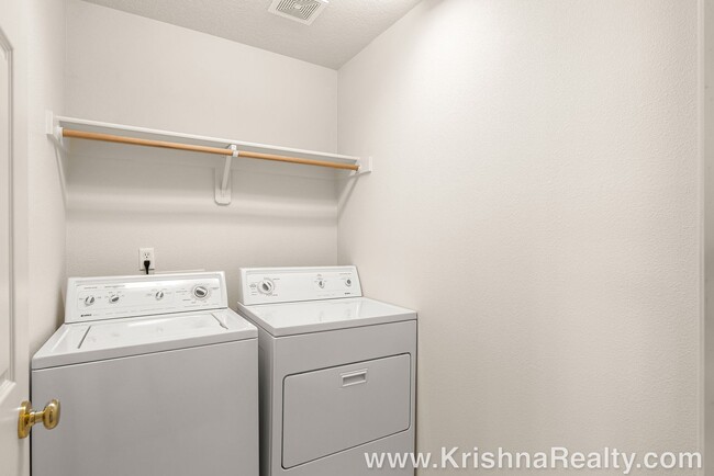 Building Photo - Charming 3 BD* 2.5 BA* Single Family Home ...