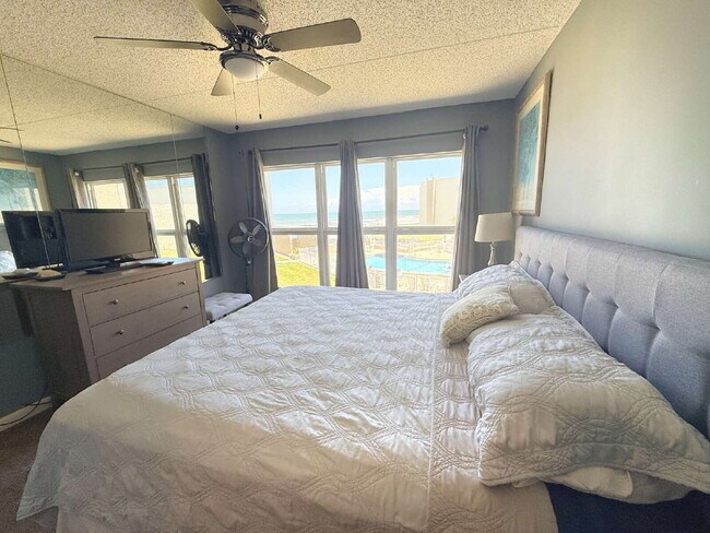 Building Photo - Furnished Tradewinds Condo!