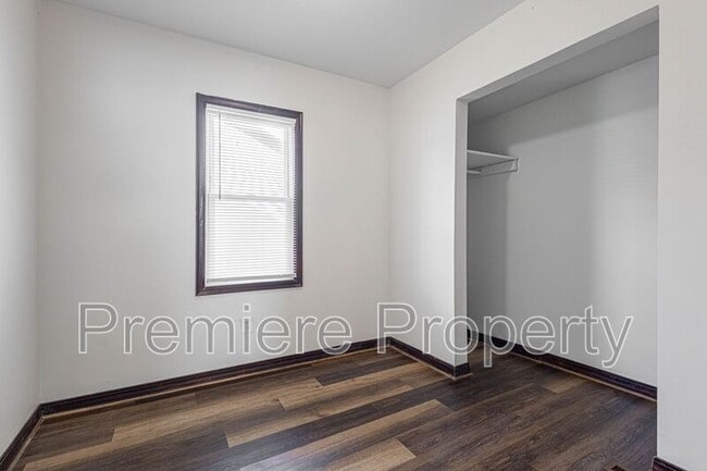 Building Photo - 2419 S Vermont Ave