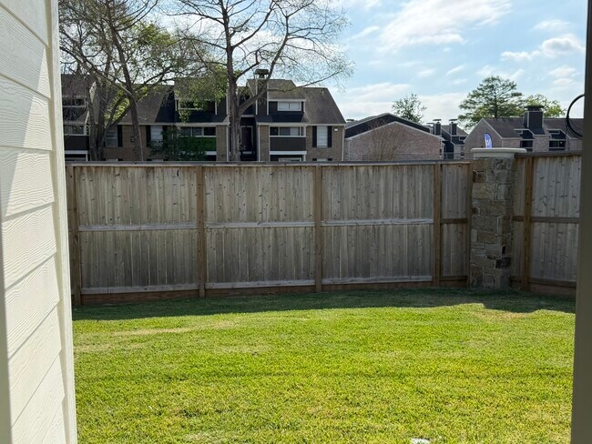 Building Photo - 523 Robin Ct